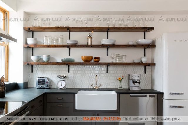 Kệ gỗ treo tường nhà bếp tạo điểm nhấn cho không gian nhà bếp nổi bật và hiện đại hơn