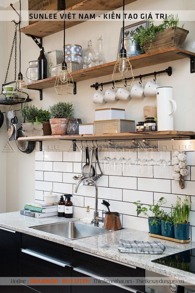 Kệ gỗ treo tường để đồ nhà bếp, giúp không gian nhà bếp rộng hơn