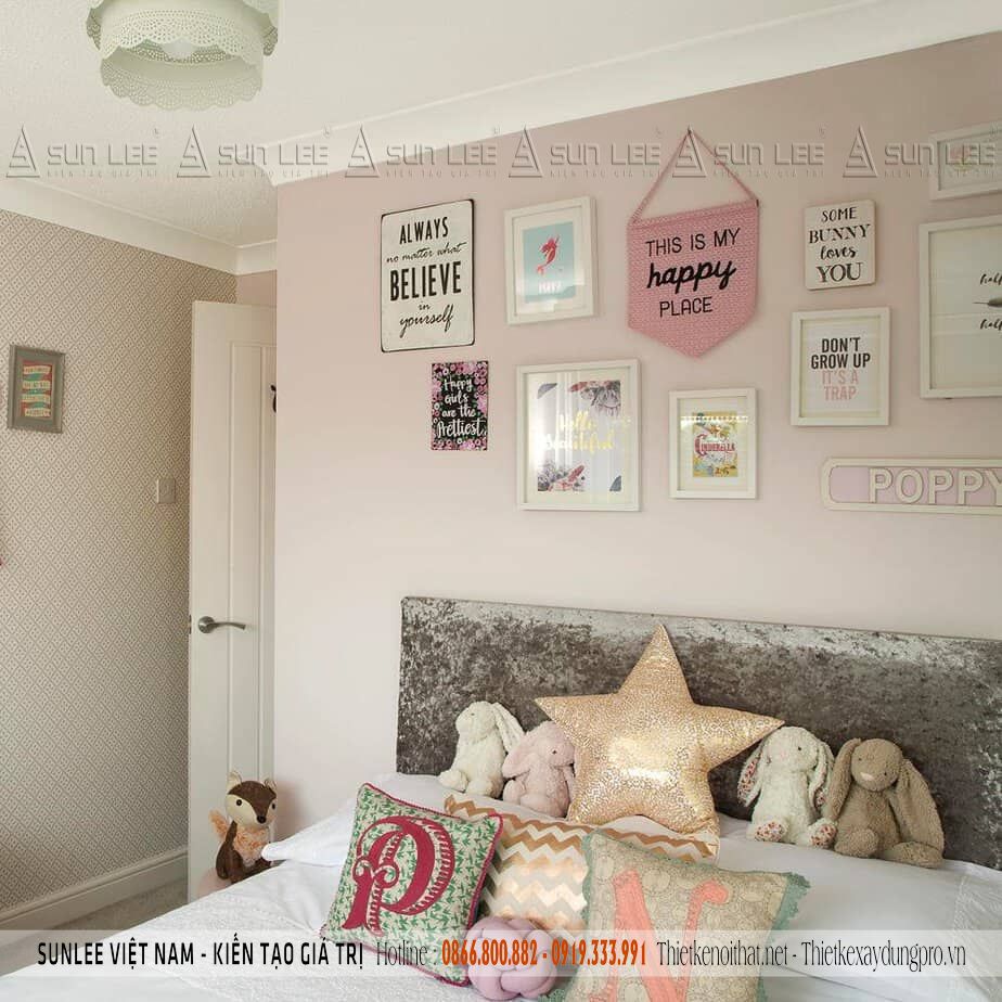 Phòng ngủ đẹp cho bé gái sẽ hấp dẫn hơn khi được trưng bày những bức hình bé thích